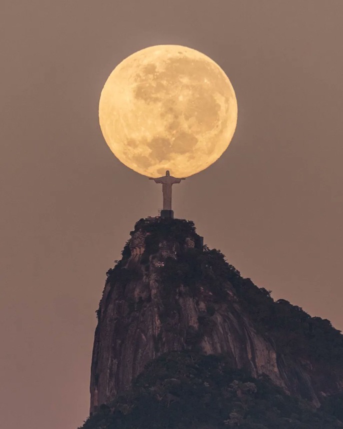 mariadorosario's tweet photo. Uma obra de arte! O fotógrafo Leonardo Sens, de Niterói/RJ, estudou muito e esperou por 3 anos para conseguir a imagem perfeita do Cristo Redentor "segurando" a lua. Valeu a pena 🌙 Bom final de semana! https://t.co/8AaaFD41ZQ