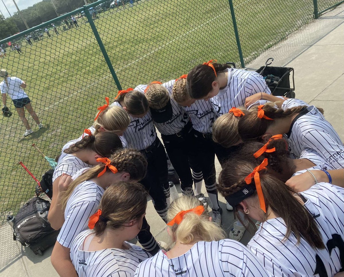 heidi__bryant's tweet photo. #playforgray🧡🧡@FuryXhelton https://t.co/ixitLY2Yj6
