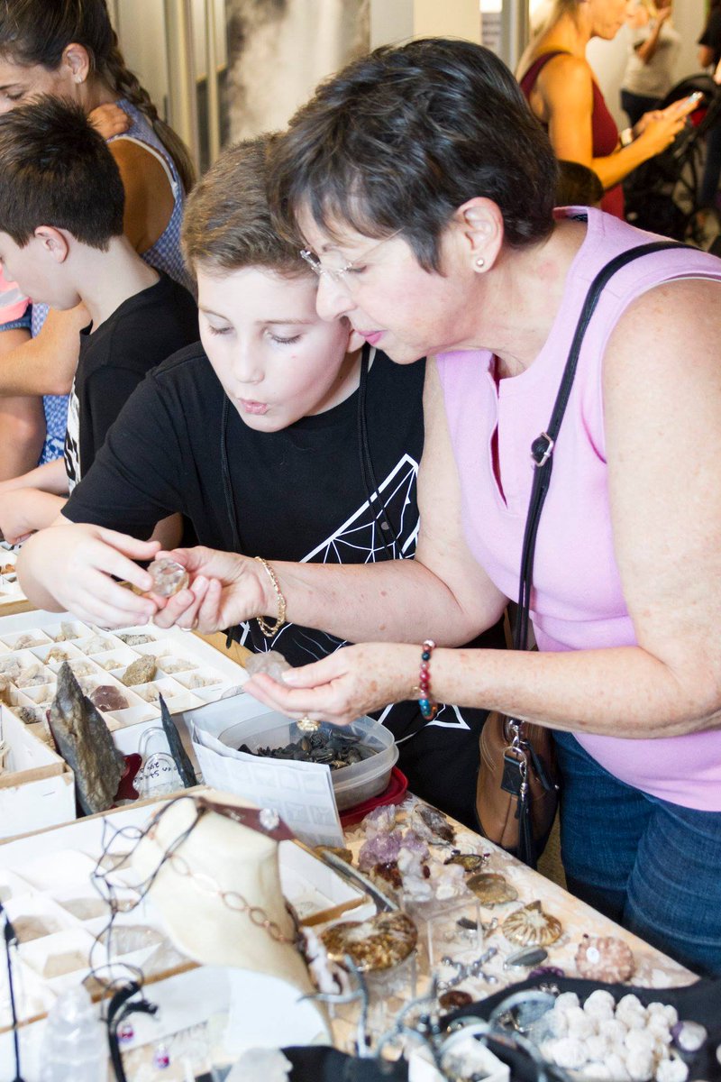 CoxSci's tweet photo. Join us Friday June 30th from 6-9pm for our Nights at the Museum: GEMS Rock!💎 Create crafts, engage in labs, and so much more!🥼 Dig up the mysteries of gems and minerals like never before!⛏️

#CoxScienceCenterandAquarium #OpenEveryMindtoScience #gemstones #nightsatthemuseum https://t.co/0T2P170k3z
