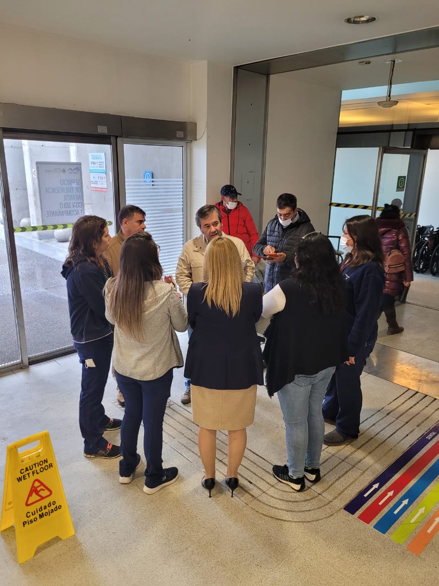 agustinromerole's tweet photo. En la urgencia del hospital el Carmen de Maipú, conociendo un sistema muy novedoso de triaje y de ingreso de las personas de la urgencia de adulto. Constatamos que la Urgencia está trabajando a tope en esta emergencia sanitaria. Nuestra solidaridad y mucha fuerza a los funcionarios que se esfuerzan por los pacientes.