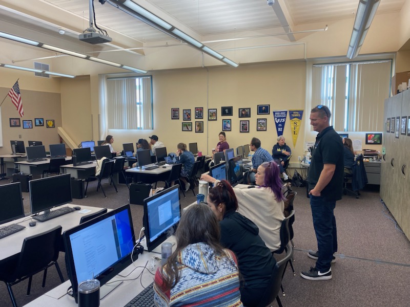 pdRJUHSD's tweet photo. Thank u @YardHouse @raleys @Topgolf @peetscoffee @MikuniSushi @redrobinburgers @DairyQueen @Starbucks @panerabread @seescandies @BeachHutLLC @JacksUrbanEats @TJoesOfficial #RosevilleSquare 4 donating to @rjuhsd #teachers & partnering to make them feel special at our #JuneSummit https://t.co/P7cpX7vM0r