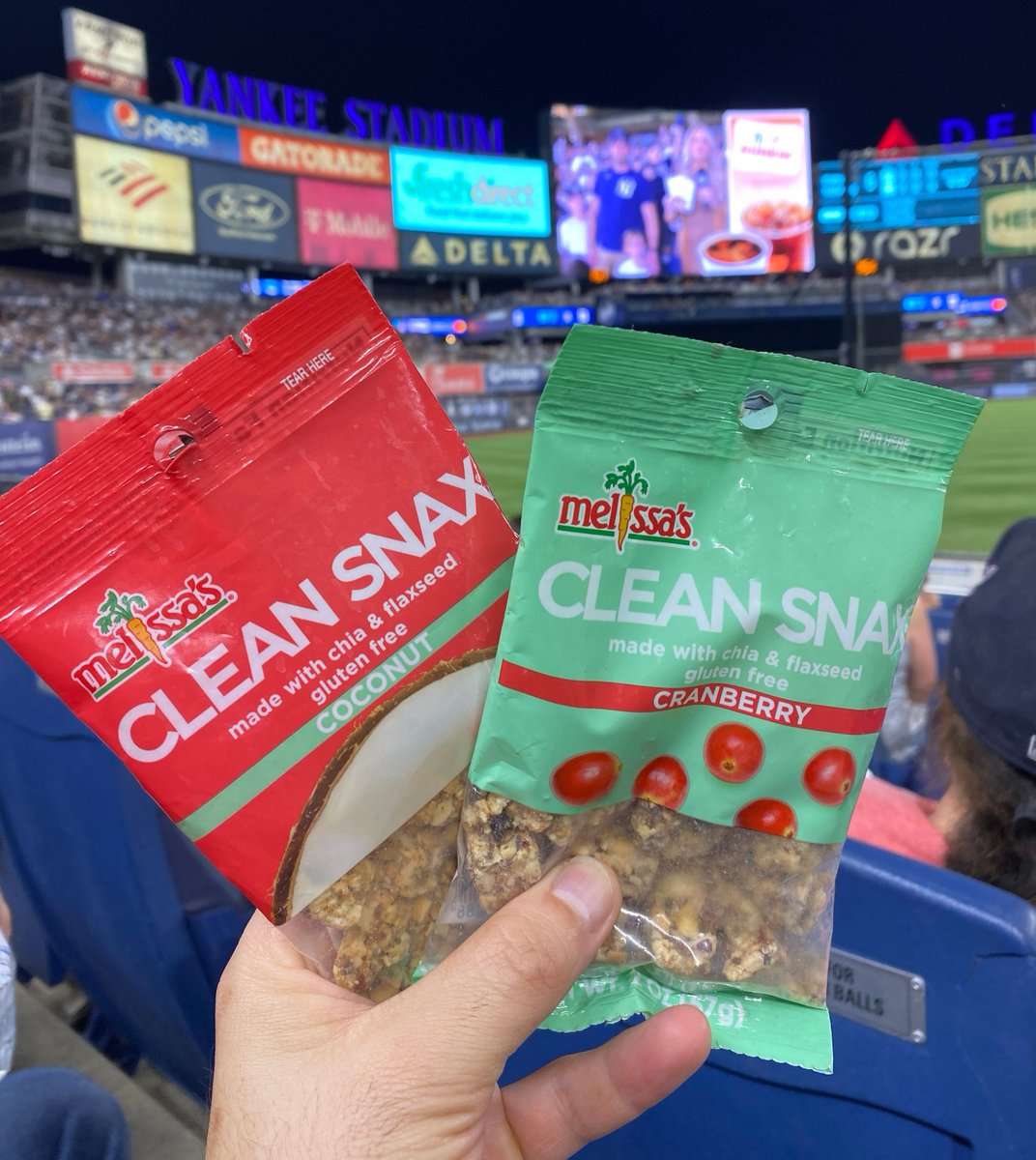 MelissasProduce's tweet image. Rivalry Night in the Bronx! ⚾️

1️⃣ @Yankees vs @RedSox
2️⃣ Cranberry vs Coconut #CleanSnax

Who are you riding with at @yankeestadium tonight!? 

#MelissasProduce #StadiumFood #BallparkFood #HealthyOptions #RepBX