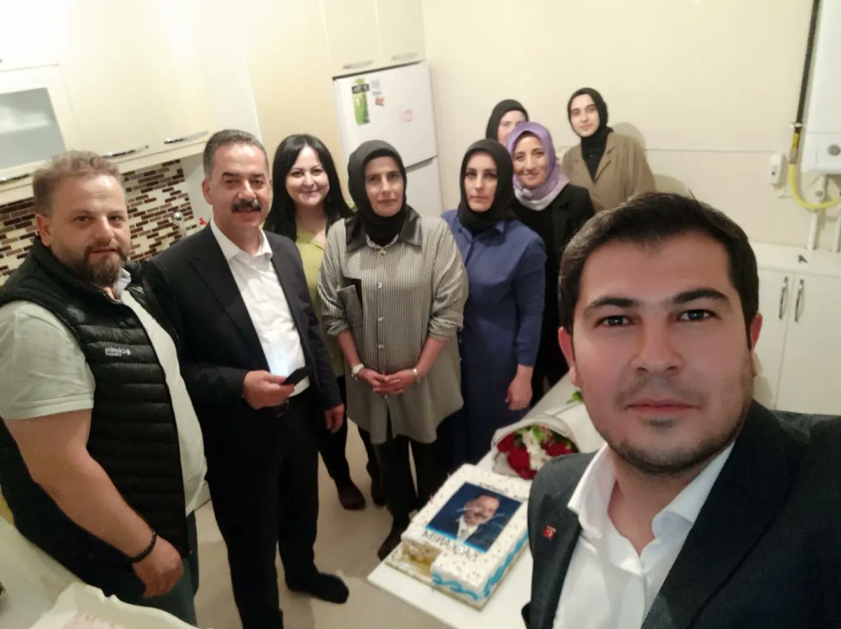 rahanklnk's tweet photo. Biz bu davaya gönül verdikçe daha çok doğum günü kutlarız.Mehmet Cavit ŞİRECİ başkanım,iyi ki doğmuşsun iyi ki https://t.co/bxacGqro7Mşkanlığın bir tarafa ağabeyliğin,babalığın için çok teşekkür ediyorum.
Ayrıca bizi evinde ağırlayan  Ahmet Hocam ve eşine de çok teşekkür ediyorum https://t.co/Gz6UvgzNO0