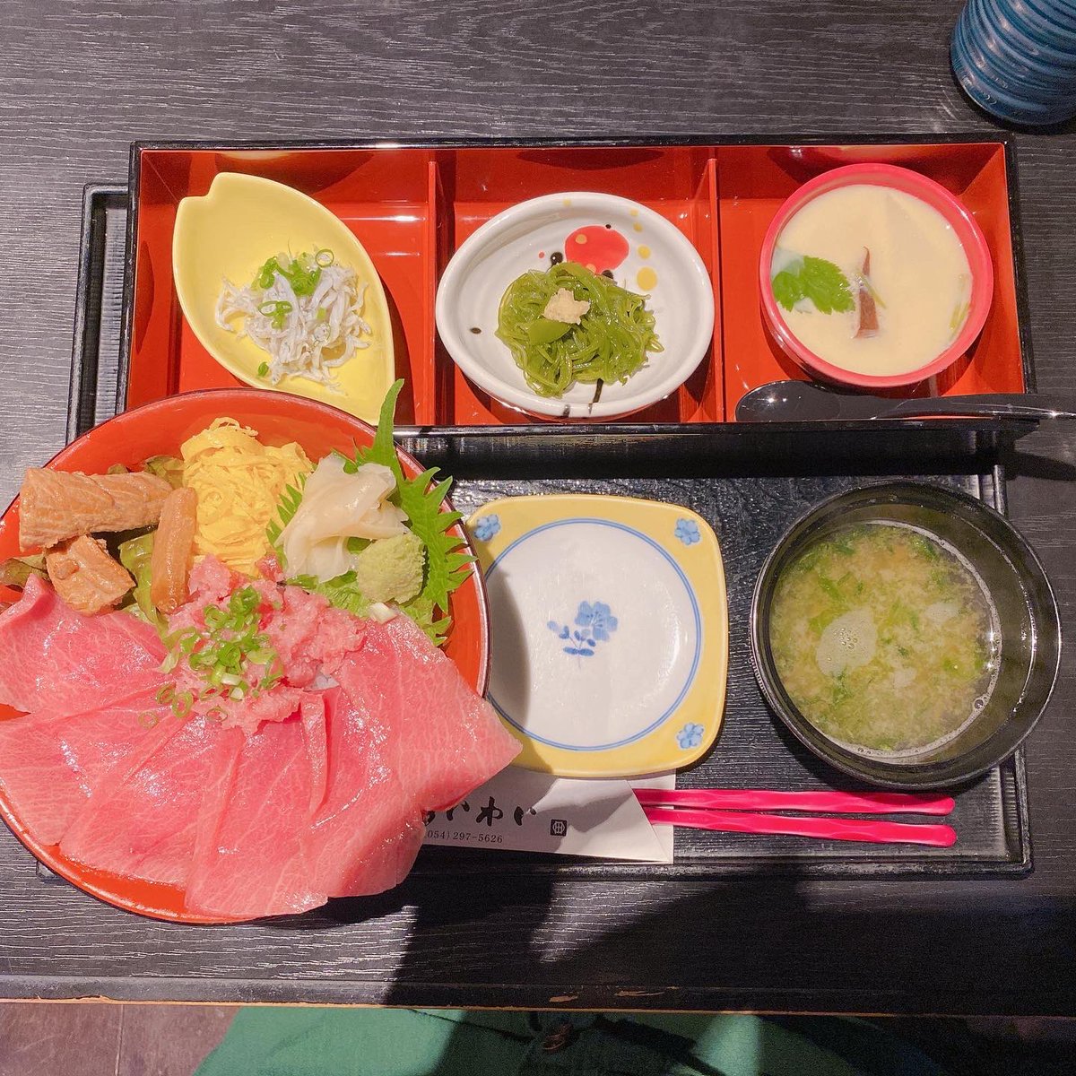 Chan1003Sayo's tweet photo. 以前、時間切れで行けなかった＂若いわい＂へリベンジ🍣
この日は南まぐろ鉄火めしがないとの事で、私が本まぐろ中トロめし、パートナーは南まぐろ中トロめしをオーダー❗️
こちらのランチメニューの丼には、小鉢3種とお椀が付いて来ます🍱

#若いわい #まぐろ #マグロ #寿司 #寿司屋 #海鮮丼 #ランチ https://t.co/TS5YBZNIQu