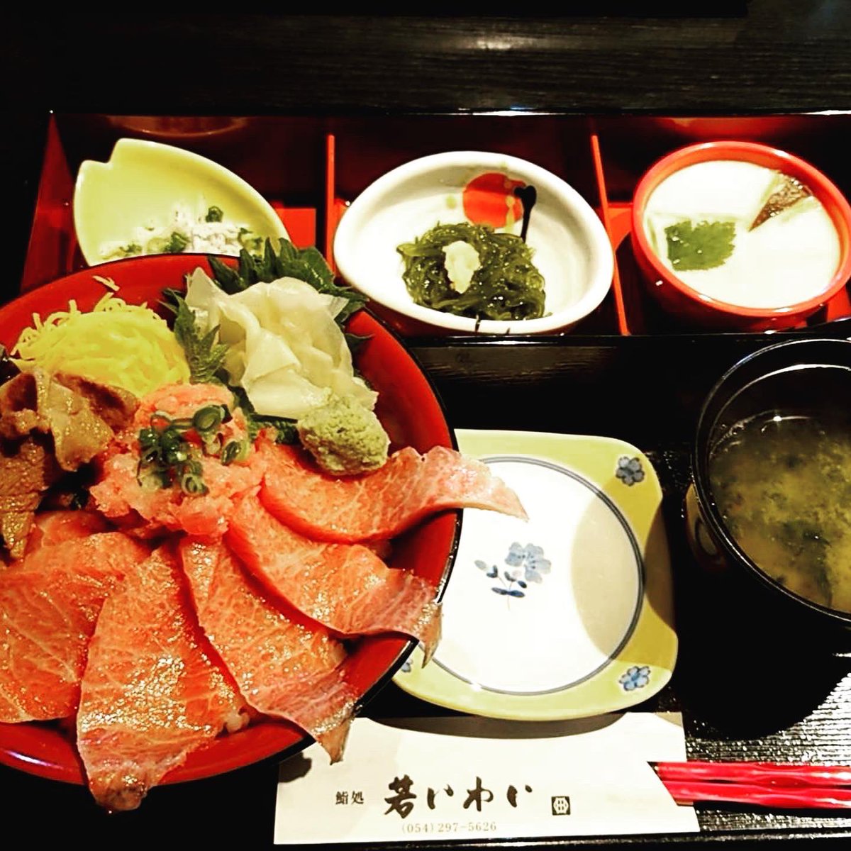 Chan1003Sayo's tweet photo. 以前、時間切れで行けなかった＂若いわい＂へリベンジ🍣
この日は南まぐろ鉄火めしがないとの事で、私が本まぐろ中トロめし、パートナーは南まぐろ中トロめしをオーダー❗️
こちらのランチメニューの丼には、小鉢3種とお椀が付いて来ます🍱

#若いわい #まぐろ #マグロ #寿司 #寿司屋 #海鮮丼 #ランチ https://t.co/TS5YBZNIQu