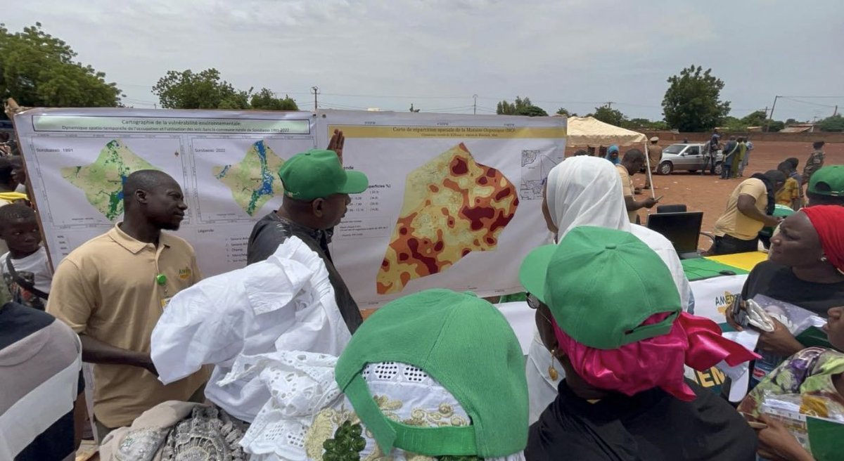 Visite du stand de #AMEDD lors du lancement de la quinzaine de l'environnement à #Koutiala, présidée par le Dr Ba, Directeur de l'Agence de l'Environnement et du Développement Durable.
#Impacts2023