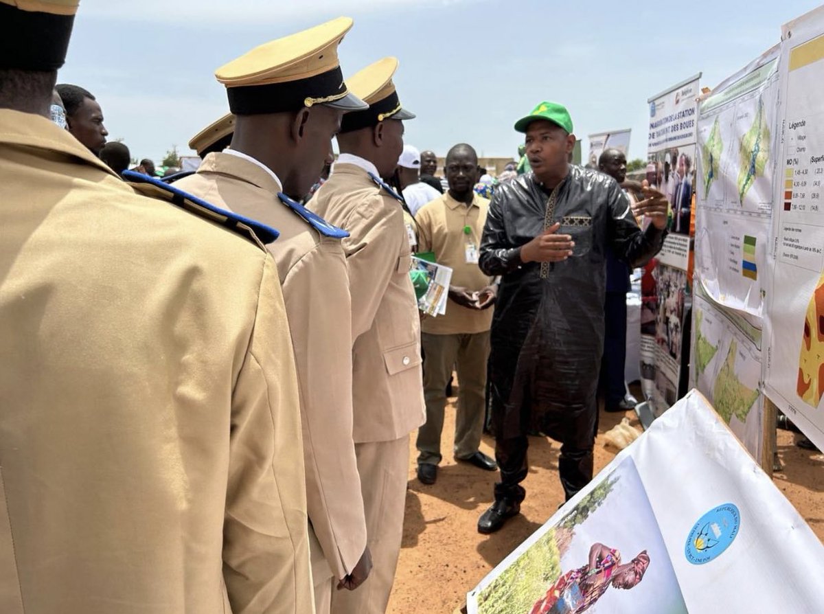 ONG_Amedd's tweet photo. Visite du stand de #AMEDD lors du lancement de la quinzaine de l'environnement à #Koutiala, présidée par le Dr Ba, Directeur de l'Agence de l'Environnement et du Développement Durable.
#Impacts2023 https://t.co/Q3iQqNJobq
