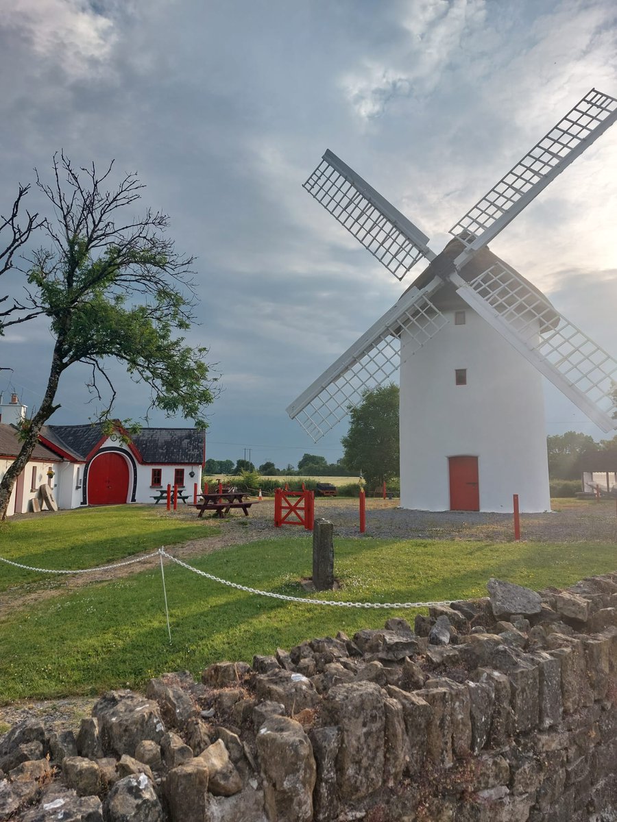 Haar eerste indrukken in Ierland  zijn positief en enthousiast.
Gek ook, mijn dochter (be)leeft nu een uurtje eerder dan ik 😉
Heb ook al een eerste foto binnen:
Ze was bij de #ElphinWindmill

Welterusten..