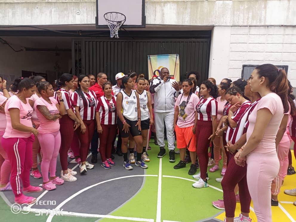 vargas_mimou's tweet image. Inauguramos la cancha 3paz3 en el Centro de Resguardo Femenino El Valle en #Caracas, con la intención de continuar llevando el deporte, la vida y la Paz en todos los espacios del territorio nacional. 

#VivaElPoderPopular @NicolasMaduro