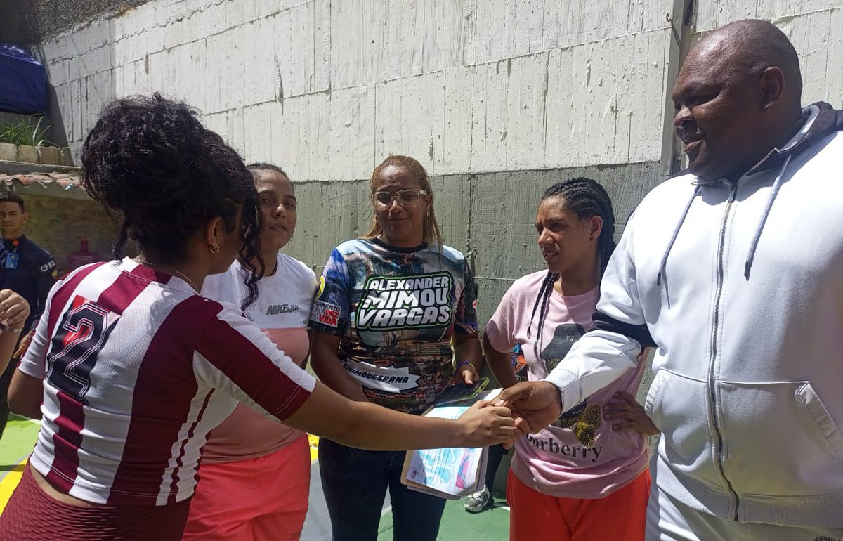 vargas_mimou's tweet image. Inauguramos la cancha 3paz3 en el Centro de Resguardo Femenino El Valle en #Caracas, con la intención de continuar llevando el deporte, la vida y la Paz en todos los espacios del territorio nacional. 

#VivaElPoderPopular @NicolasMaduro