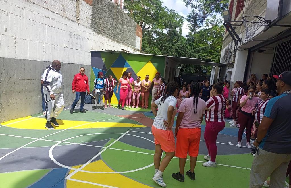 vargas_mimou's tweet image. Inauguramos la cancha 3paz3 en el Centro de Resguardo Femenino El Valle en #Caracas, con la intención de continuar llevando el deporte, la vida y la Paz en todos los espacios del territorio nacional. 

#VivaElPoderPopular @NicolasMaduro