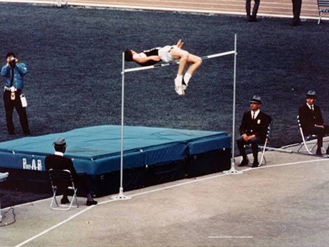 1️⃣ Farklı Düşünmek

1968'de Meksika Olimpiyat Oyunları'na kadar bütün yüksek atlamacılar, yüzleri öne doğru dönük olarak yüksek atlama yaparlardı. Dünya rekoru 1,73 cm idi.