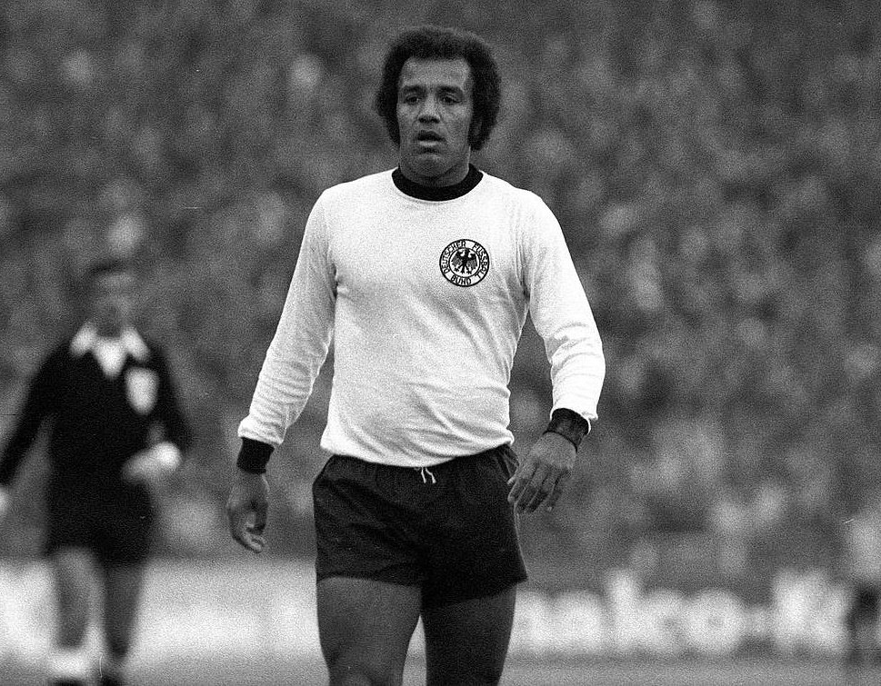 FussballBR's tweet photo. 🇩🇪 𝗢 𝗣𝗥𝗜𝗠𝗘𝗜𝗥𝗢 𝗡𝗘𝗚𝗥𝗢 𝗔 𝗝𝗢𝗚𝗔𝗥 𝗣𝗘𝗟𝗔 𝗔𝗟𝗘𝗠𝗔𝗡𝗛𝗔! ✊
Gols, sucesso, injustiça e preconceito fizeram parte da trajetória de Erwin #Kostedde. Hoje desconhecido para a maioria, o atacante foi o primeiro negro a ser convocado pela seleção alemã.
Segue o fio pra conhecer essa história! 🧵👇