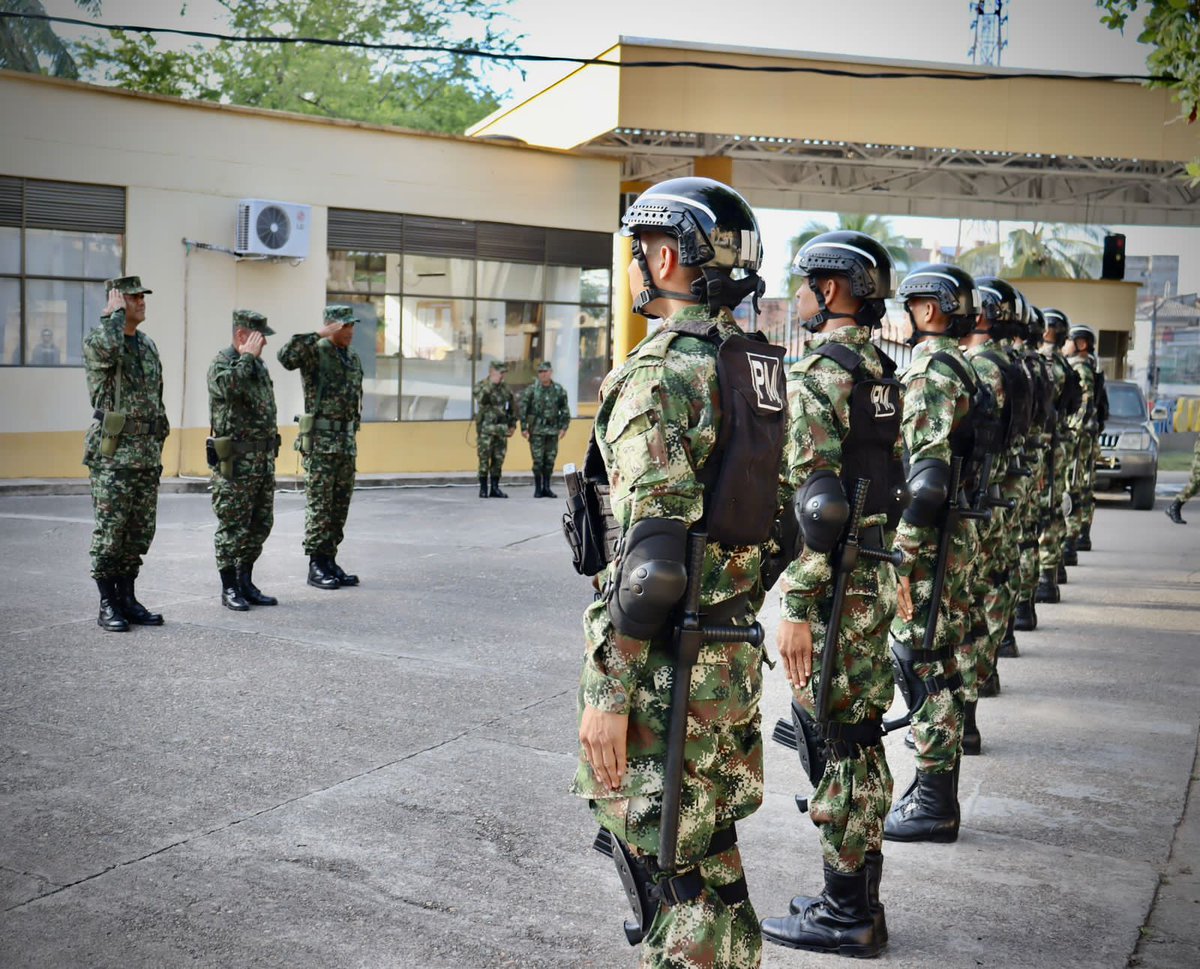 Ejercito_Div7's tweet photo. #AEstaHora | Nuestro cdte #GeneralMurillo llega a la #Brigada14, con el fin de reunirse con el cdte de esta unidad y de los batallones, para tomar decisiones en pro de la seguridad y el bienestar del Nordeste, y Magdalena Medio antioqueño y boyacense.

#PlanAyacucho https://t.co/pQihaKTHkZ