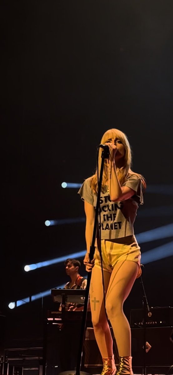 nadiuhelizabeth's tweet photo. Not sure Iโm gonna recover after having Hayley Williams look at me as much as she did last nightโฆ. #ParamoreToronto #paramore #hayleywilliams https://t.co/sjLaAZCOGv