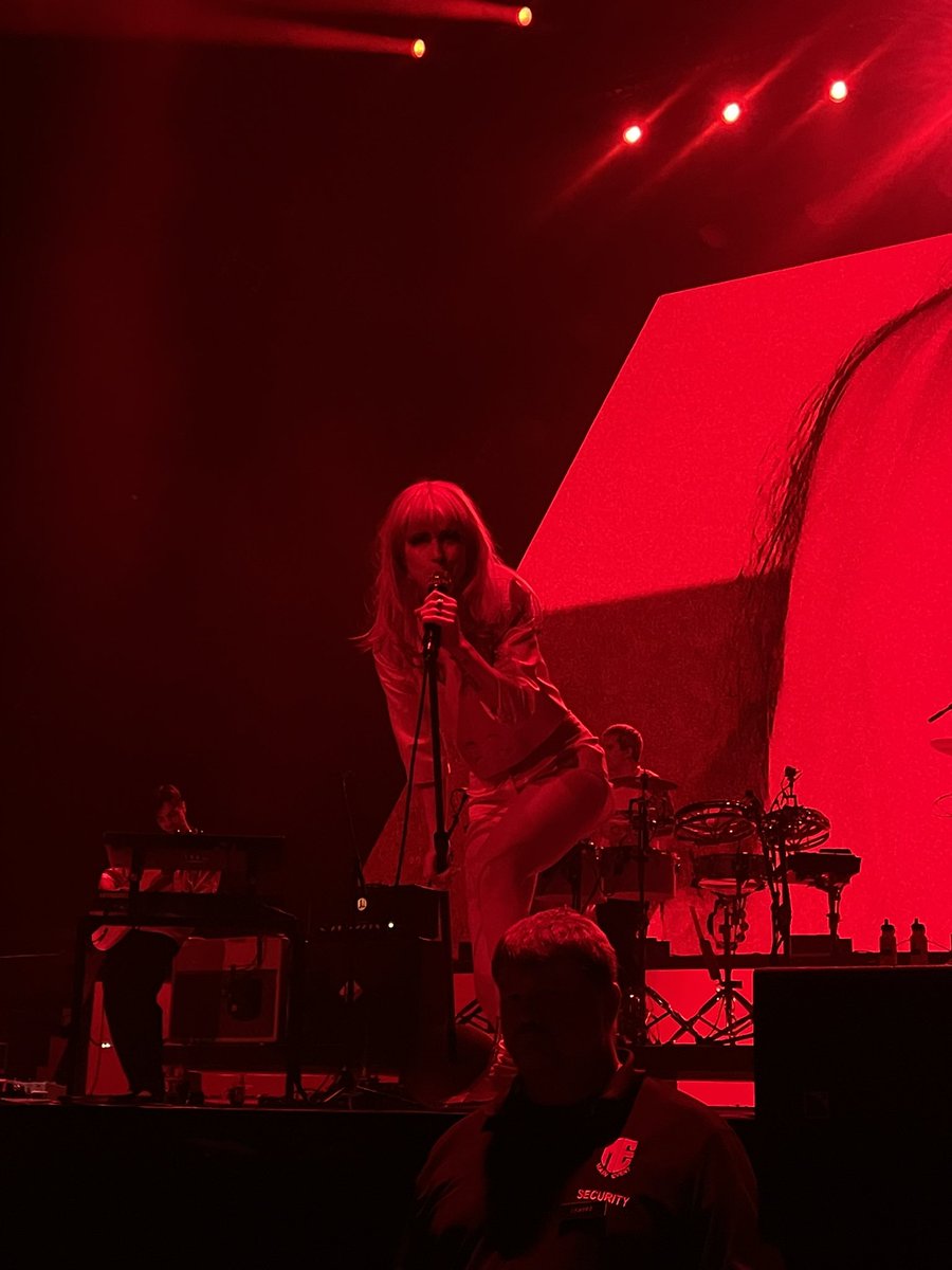 nadiuhelizabeth's tweet photo. Not sure Iโm gonna recover after having Hayley Williams look at me as much as she did last nightโฆ. #ParamoreToronto #paramore #hayleywilliams https://t.co/sjLaAZCOGv