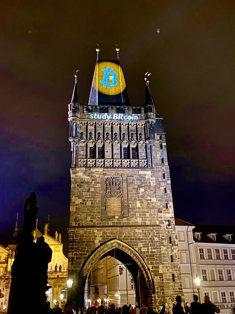 Giant #Bitcoin logo projected on the central bank of the Czech Republic 🇨🇿