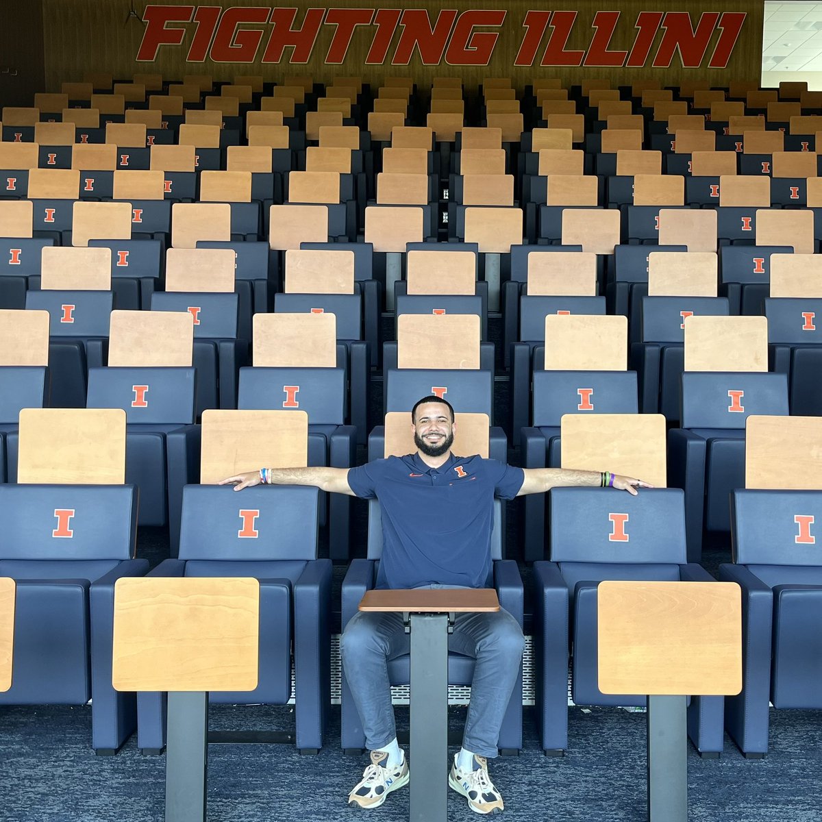 shlosiskind's tweet photo. “I ain’t gotta watch the clock, this here PERFECT timing!” 🟠🔵

New journey. New location. Moving with intention. Trusting his plan. Learning. Growing. Doing what brings me joy. Doing what I dreamed about. 

SADev professional + future Doc

🙏🏼🖤 https://t.co/AxMFK8e7RB