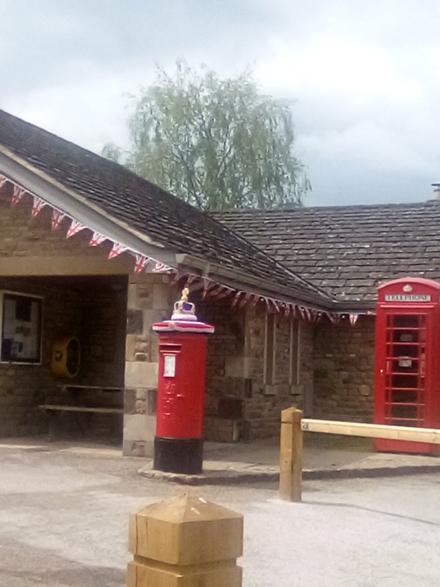 JoanneFreyja's tweet photo. I found a post box topper that someone did for the kings Coronation #kinguk #StreetArt #England #crafting https://t.co/Z8Uj2kPh5x
