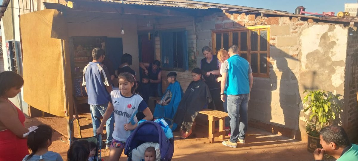 ADOMIS_Misiones's tweet photo. Este viernes a la tarde, militantes de nuestra Agrupación compartieron una tarde de peluquería y chocolatada con facturas, para la gurisada del Barrio Giovinazzo.¡Gracias Rosa y Alejandro por abrir las puertas de su casa! Militamos siempre!! @grillo141 @cjdechat @passalacquaok https://t.co/bQ0ML8QT2d