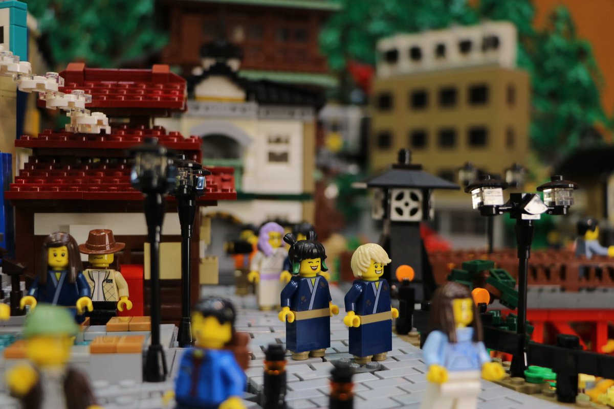 nabe_brick's tweet photo. 「秋の温泉街」
 
サークルN.A.B.E.としての最初の作品です。フレームから全てレゴブロックで組み上げ、細部に至るまでメンバー間で調整を重ねたこだわりの作品です。
#JBF2023 gym 1にて展示中ですので、お越しの方はぜひご覧ください。
細かな点は追ってご紹介いたします。 https://t.co/bnzmflnork