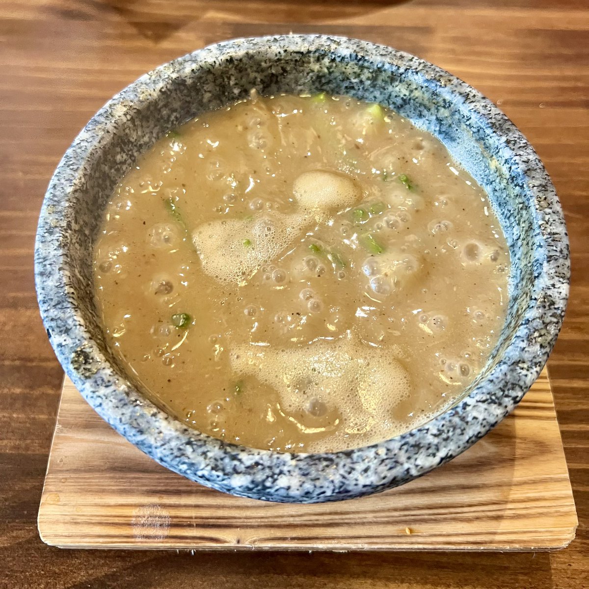 madammiyu's tweet photo. ラーメン天洋さんへ行ってきました🍜

pic1. 大阪NEWにんにく醤油ラーメン280バーツ
pic2.濃厚つけ麺320バーツ
pic3.グツグツ熱々の石鍋で出される濃厚つけ麺のツユ❤️‍🔥
pic4.外観

お勧めのお店🫱🏻🫱🏻🫱🏻

#タイラーメン　#天洋 #バンコクラーメン　#タイつけ麺　#バンコクつけ麺　#TENYO #RAMEN #Theup https://t.co/ug7gJXPH11