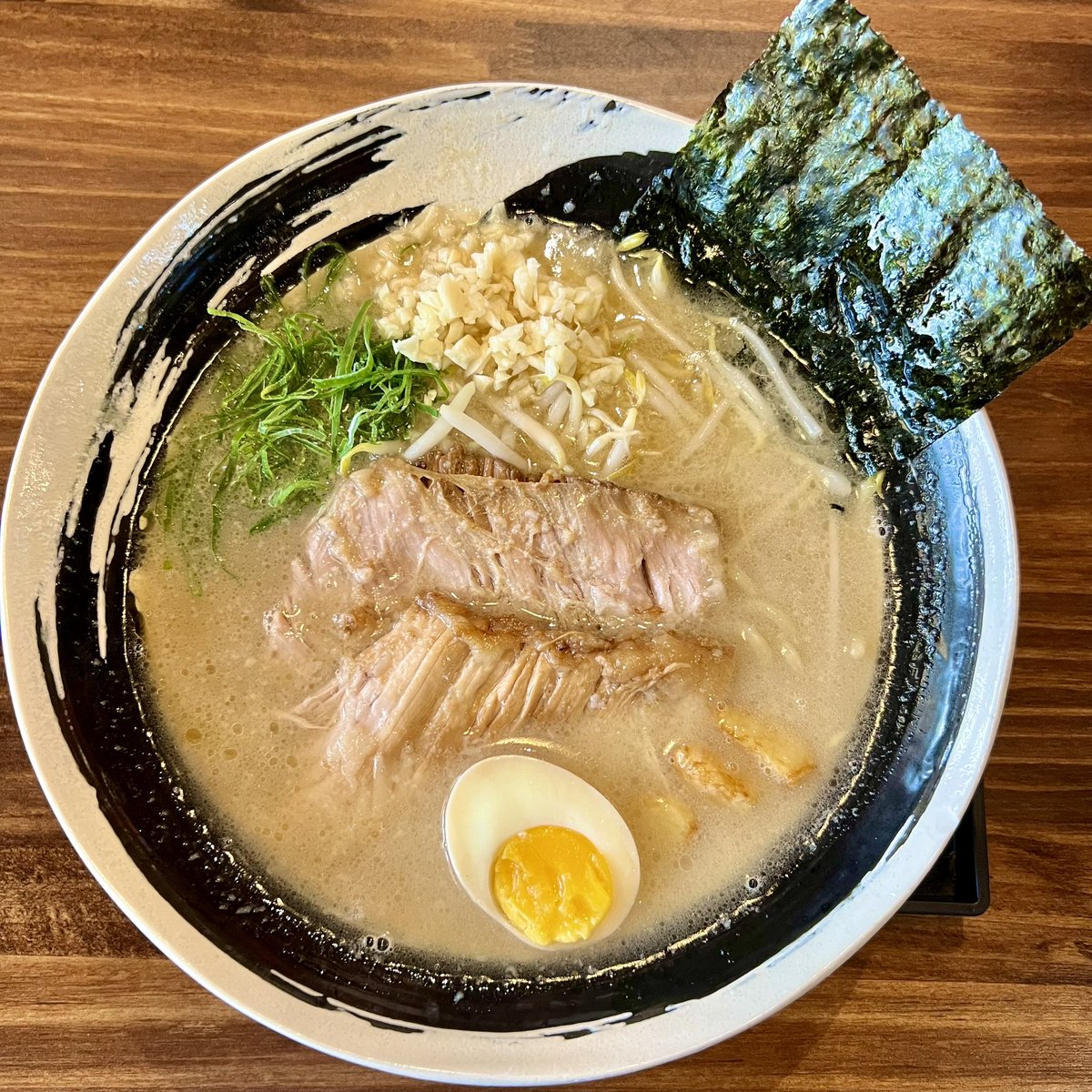 madammiyu's tweet photo. ラーメン天洋さんへ行ってきました🍜

pic1. 大阪NEWにんにく醤油ラーメン280バーツ
pic2.濃厚つけ麺320バーツ
pic3.グツグツ熱々の石鍋で出される濃厚つけ麺のツユ❤️‍🔥
pic4.外観

お勧めのお店🫱🏻🫱🏻🫱🏻

#タイラーメン　#天洋 #バンコクラーメン　#タイつけ麺　#バンコクつけ麺　#TENYO #RAMEN #Theup https://t.co/ug7gJXPH11
