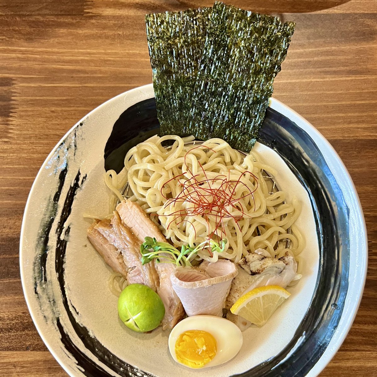 madammiyu's tweet photo. ラーメン天洋さんへ行ってきました🍜

pic1. 大阪NEWにんにく醤油ラーメン280バーツ
pic2.濃厚つけ麺320バーツ
pic3.グツグツ熱々の石鍋で出される濃厚つけ麺のツユ❤️‍🔥
pic4.外観

お勧めのお店🫱🏻🫱🏻🫱🏻

#タイラーメン　#天洋 #バンコクラーメン　#タイつけ麺　#バンコクつけ麺　#TENYO #RAMEN #Theup https://t.co/ug7gJXPH11