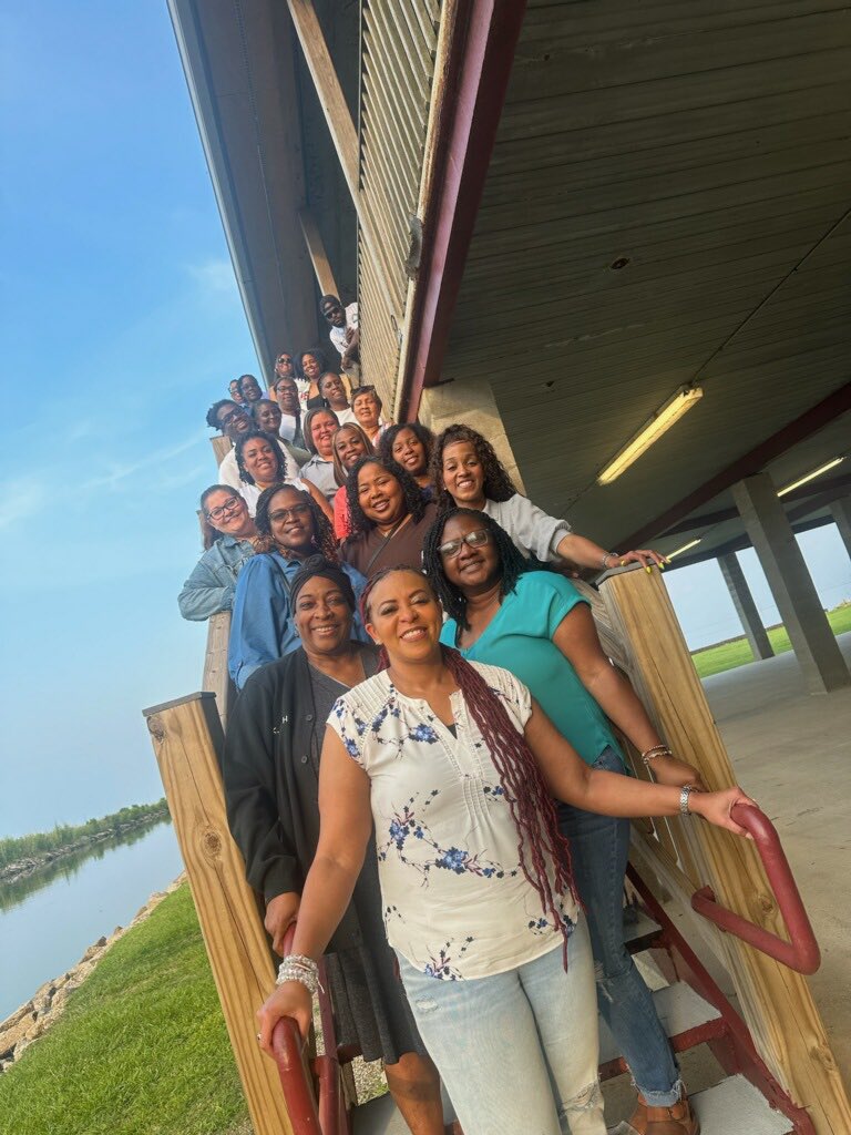 GaryvilleMagnet's tweet photo. Change is never easy… Sending hugs, kisses, and everything in between to my GMMS Family for celebrating me today!!! It doesn’t matter if I am in the building or not, we will ALWAYS BE FAMILY!!! #excellenceatGMMSisahabit https://t.co/Uwj6EEZ3Wm