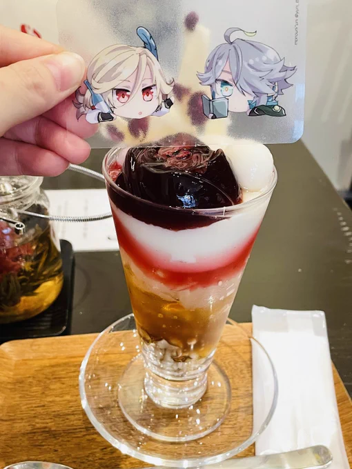 甘露さん!!!! 万紫千紅(中のお花はカーネーション) 玫瑰什錦芭菲 乳扇がおいしすぎる…(ホワイトチョコみたいに見えるやつ) そして玫瑰椰蓉小湯圓〜薔薇セット薔薇美味しい