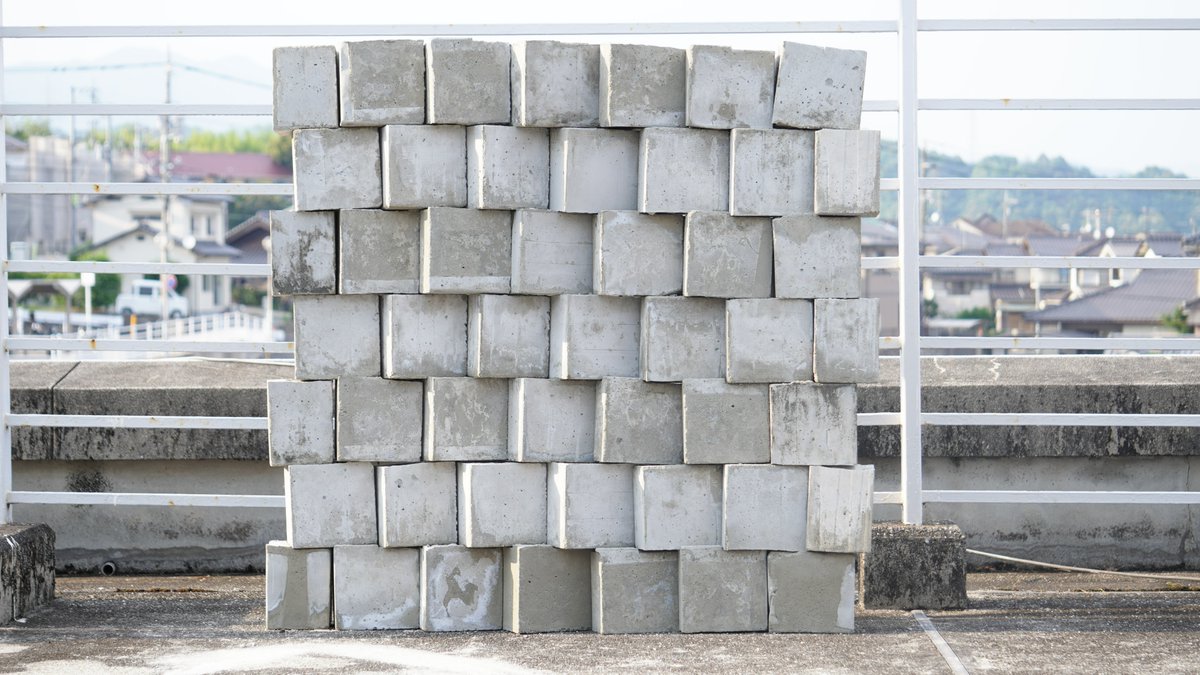 miis_fan_del's tweet photo. ゼミの第二課題、#NewBrick .
建築のファサードを意識して部分から全体が出来上がるデザインにしました。
デザイン段階から組み立てのことを考えて、ブリックの窪みに合わせるだけで完成するようにセメントの型を制作した。
デジファブならではのデザインになったかなと思う。 https://t.co/NBdlbUSGN6