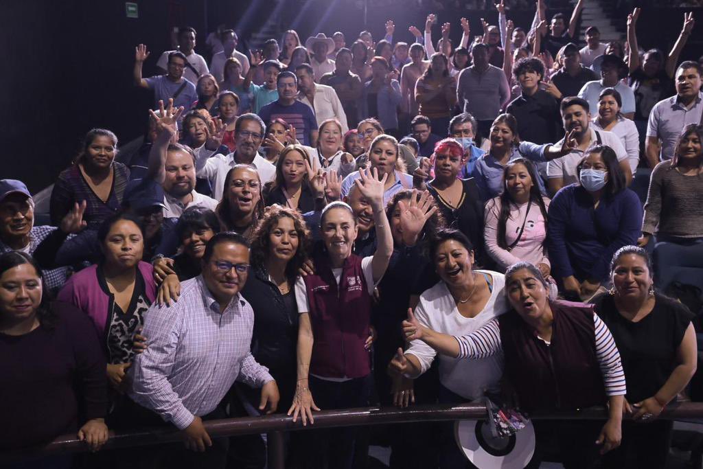 Claudiashein's tweet photo. Me reuní con los servidores de la Ciudad para agradecerles su trabajo. 

Amor con amor se paga. ❤️ https://t.co/DrW8ZxFkEW