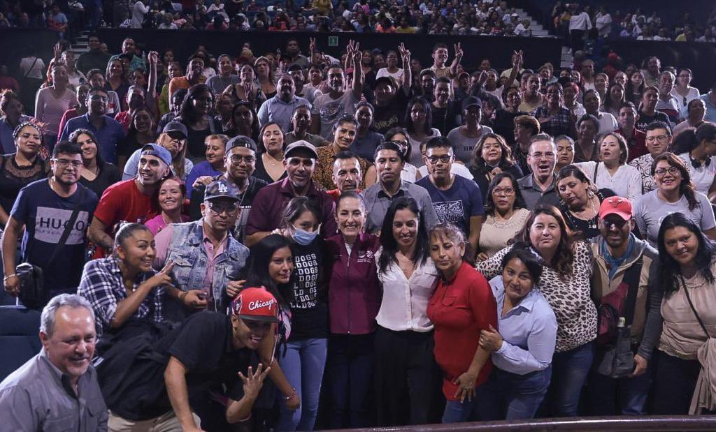 Claudiashein's tweet photo. Me reuní con los servidores de la Ciudad para agradecerles su trabajo. 

Amor con amor se paga. ❤️ https://t.co/DrW8ZxFkEW
