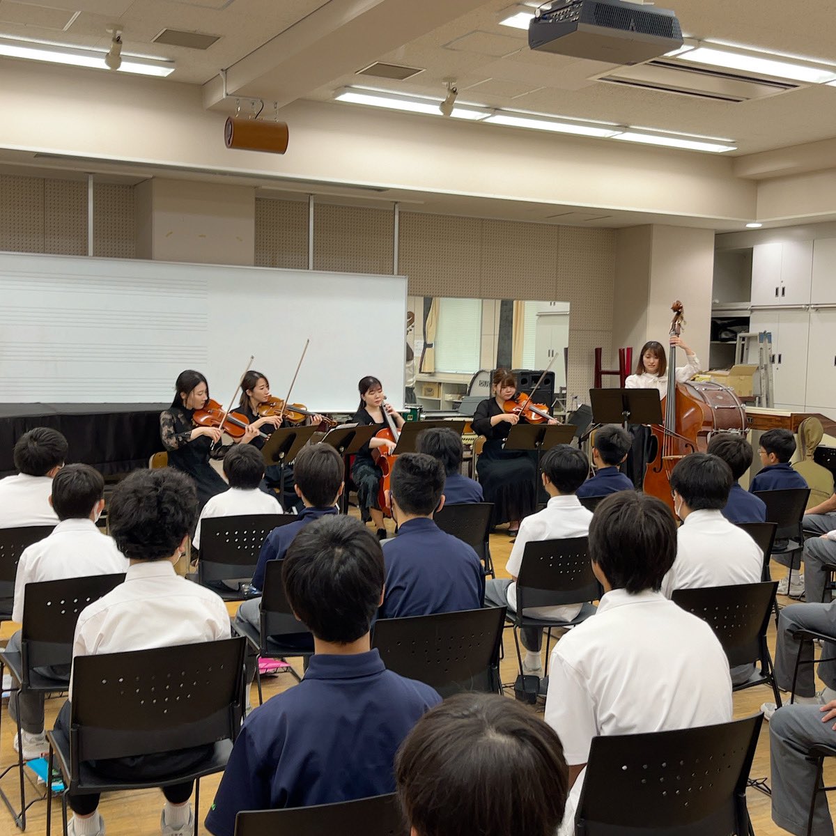 今週は「教室コンサート」。
 中学生全クラスの音楽の授業でプロの奏者の方々をお招きし、演奏していただきます。

ふだんは元気な1年生も、この時ばかりは姿勢を正して聴き入っていました。

演奏は弦楽五重奏グループ「YofukaShi（ lit.link/yofukashi0401 )」のみなさんです。
