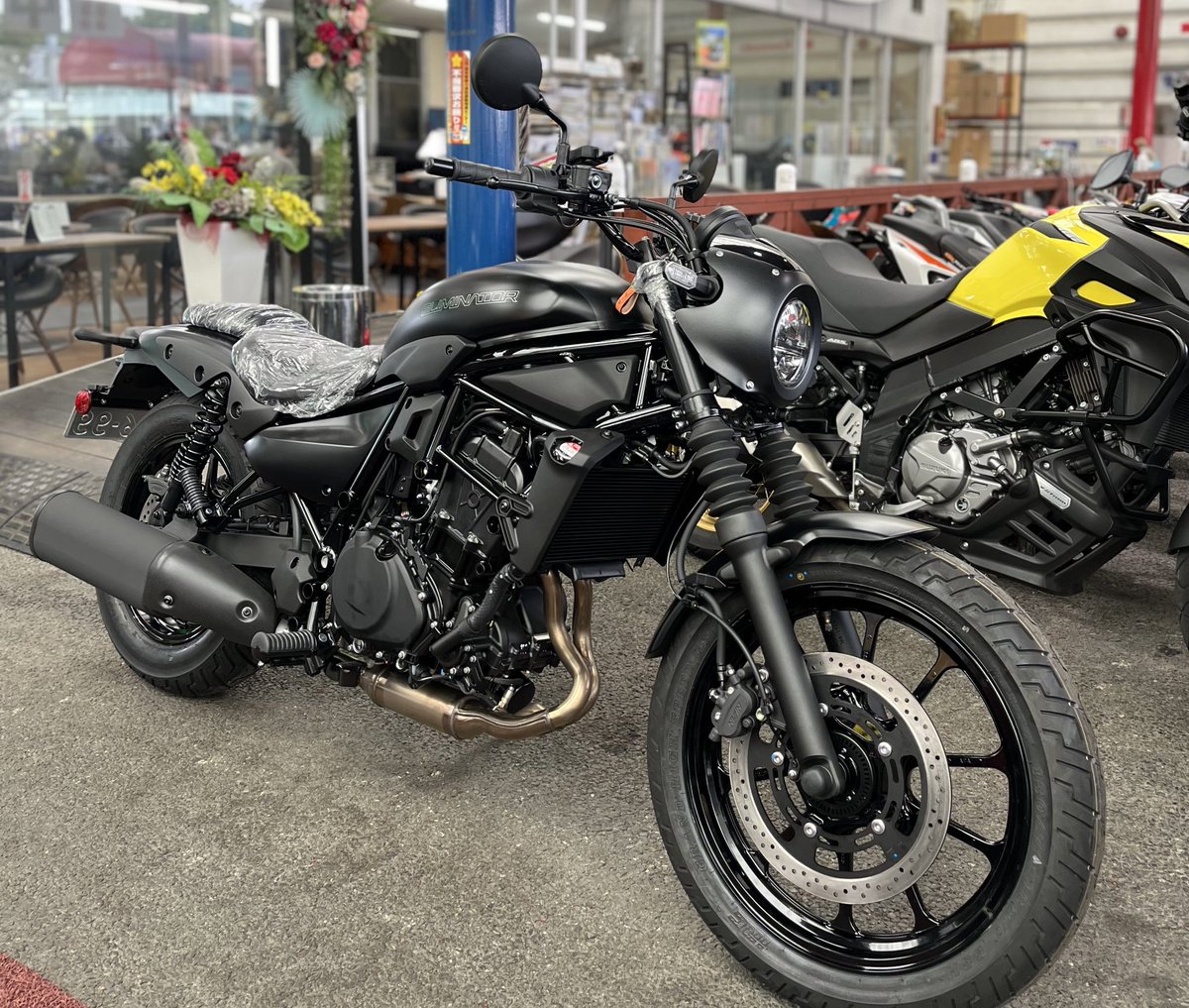 BIKESHOP_R's tweet photo. エリミネーター400SE試乗車！

期間限定ですが試乗できますよ🙆🏻‍♀️
ヘルメットとグローブ持ってきてください！

#エリミネーター #ELIMINATOR #試乗車 #バイクショップアール #バイクショップR https://t.co/ekOFDGgxxm