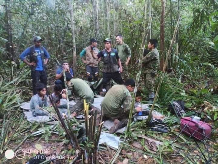 hbplay1's tweet photo. ¡ESTÁN CON VIDA! APARECIERON LOS 4 NIÑOS DESAPARECIDOS EN LA SELVA
Las fuerzas militares encontraron y le brindaron atención médica a los cuatro menores que sobrevivieron a un accidente aéreo en la selva de Caquetá.
#HbPlayInforma https://t.co/ZdK2hSJTi7