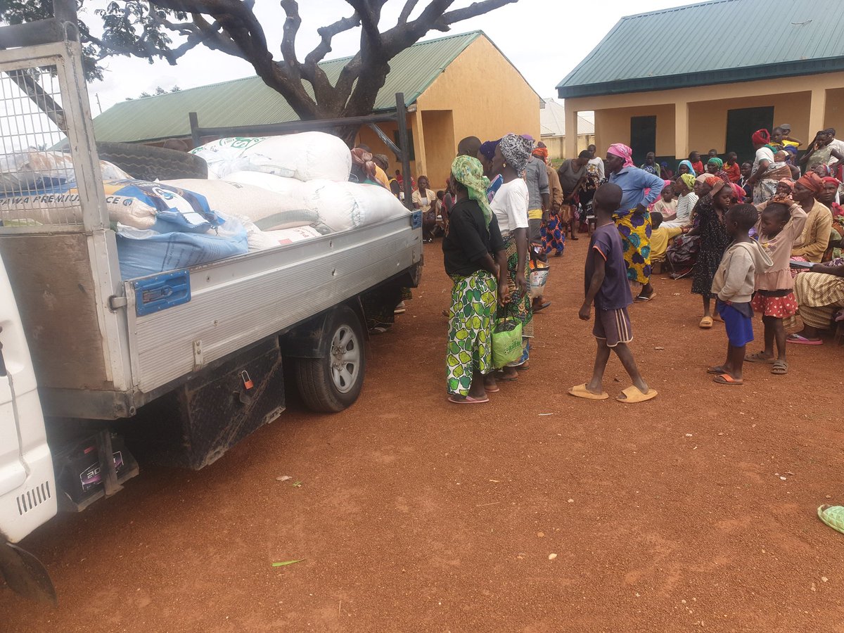 dastuacademy's tweet photo. VISIT TO IDPs BY DASTU  FOUNDATION IN COLLABORATION  WITH NIGERIAN CHRISTIANS IN DIASPORA, UK CHAPTER @PILOT PRIMARY SCHOOL BUNGHA FOLLOWING COORDINATED ATTACKS BY FULANI HERDERS IN MANGU LGAs. FOR PARTNERSHIP,  +2348159676960; Email dastufoundation@gmail.com https://t.co/WHN5qhbTgV