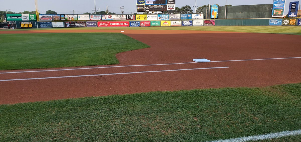 First time painting lines for @GoSquirrels tonight. Can't lie, I was nervous AF! 😂 Thanks to @Papa_Jayboi for trusting me to get it right. 👍🏼
#FlyingSquirrels #Baseball #FieldCrew #MiLB #HaveFunn #GoNutz