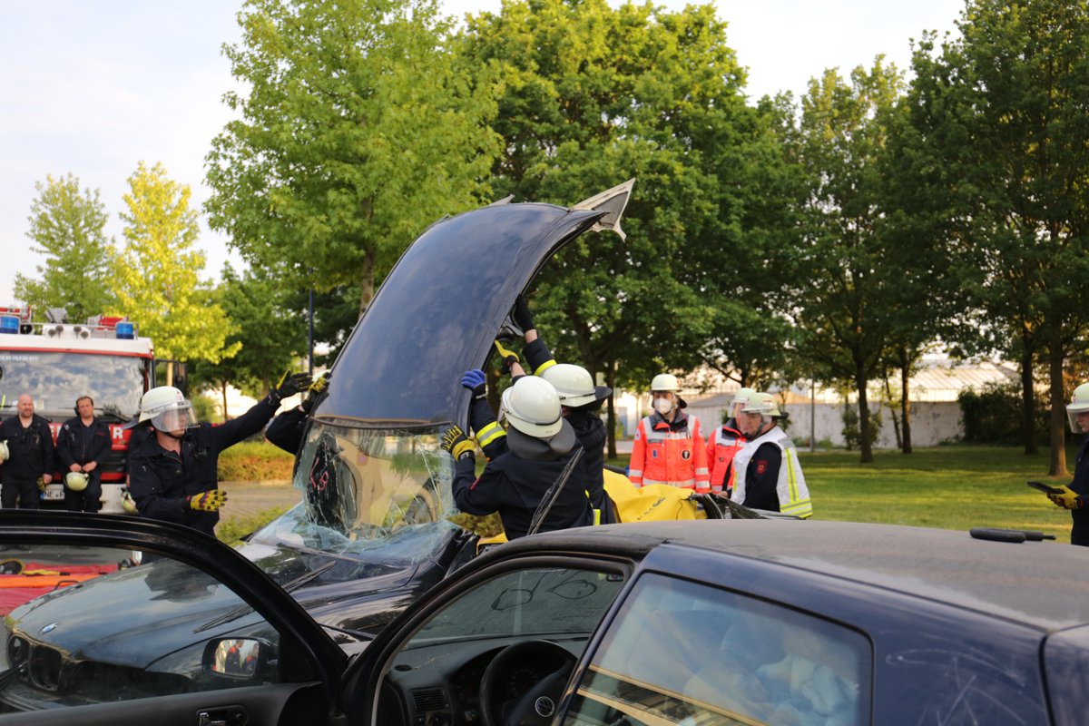FWMeerbusch's tweet photo. Großübung zur technischen Hilfeleistung | Feuerwehr übt Verkehrsunfall mit drei PKW zusammen mit weiteren Hilfsorganisationen 
https://t.co/JeZz90JXxz #LZ42 #Osterath #Meerbusch #DRK https://t.co/U1OTwTiEfW