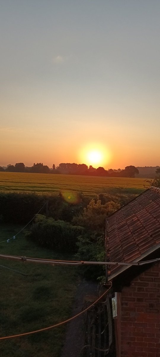 05.10, gona be a great summers day.
Sunrise here in Essex looking, yeahhhh.
#essexweather
#weatherreport
#sunnydays #summer2023 #WeatherUpdate #weatherwatchers #essex #essexshire #scorcher