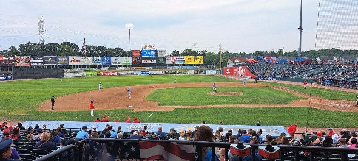 ElectRPatterson's tweet photo. The middle of the 4th inning and the @BlueCrabs are beating the Lexington Clockers by a score of 3-2. D Thompson is dealing after giving up a 2-run HR. #unfin15edbusiness #getsteamed @CarterElliottIV @CharlesCoMD @MeetCharlesCo @AtlanticLg @GovWesMoore @LtGovMiller @CCPS https://t.co/aIRJsLYjV9