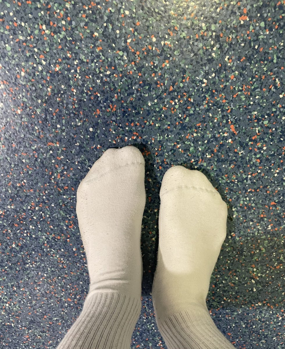 goddessalxia's tweet photo. Sklaven würden gerne meine Socken kaufen, können sich es aber höchstens leisten sich vor mir hinzuknien!! https://t.co/b2CdL9uyi2