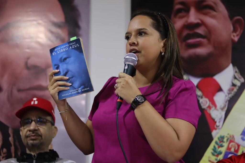 gabycomunas's tweet photo. Participamos en la instalación de la Comisión de Consejos Comunales y Comunas del PSUV y de la JPSUV en Lara. Seguimos trabajando para el fortalecimiento del Poder Popular en todo el país, es una misión que debemos asumir todas y todos. #VivaElPoderPopular https://t.co/iDrcmQDkjO