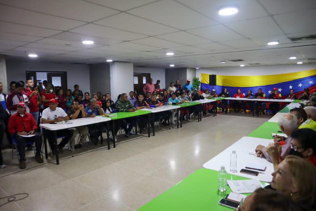 gabycomunas's tweet photo. Participamos en la instalación de la Comisión de Consejos Comunales y Comunas del PSUV y de la JPSUV en Lara. Seguimos trabajando para el fortalecimiento del Poder Popular en todo el país, es una misión que debemos asumir todas y todos. #VivaElPoderPopular https://t.co/iDrcmQDkjO