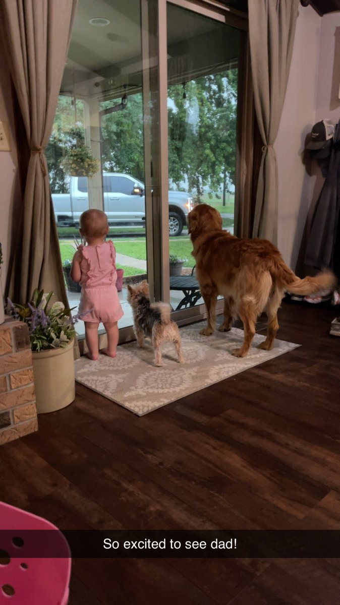vrtisk22's tweet photo. So excited to see dad is home🥰 https://t.co/oZBNviIl7U