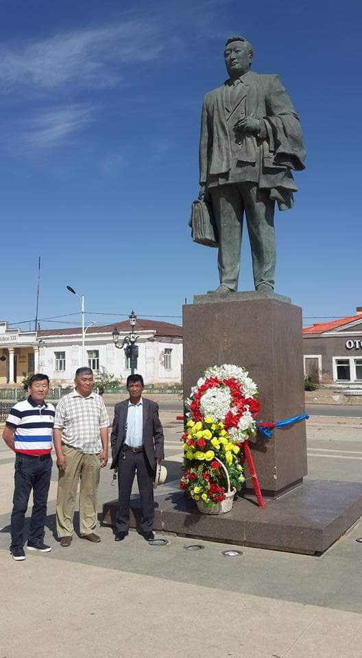 Өвгөдийнхөө захиасыг санаж сэрсэн 
Өөдлөн дэгжихийн эхлэл болсон
Өргөсөн сүү шигээ ерөөл билгэдсэн
Өнөд жаргалын үүд нээгдсэн сайхан өдөр байг ээ...
Өнөөдөр их хүмүүн Жанлавын Наранцацралт гуайн мэндэлсэн өдөр болой.