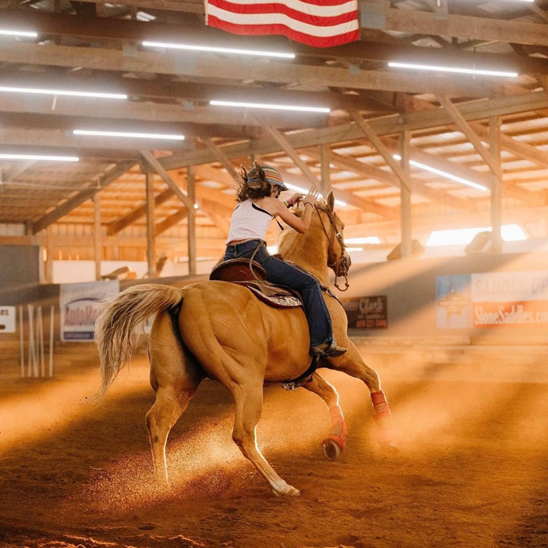 “Hoofbeats and heartbeats – is there really any difference between the two?” ❤

📷: Rebecca Beatty Equine Photography

#westernlifetoday #westernlife #barrelracing #barrelracer #rodeo #rodeolife