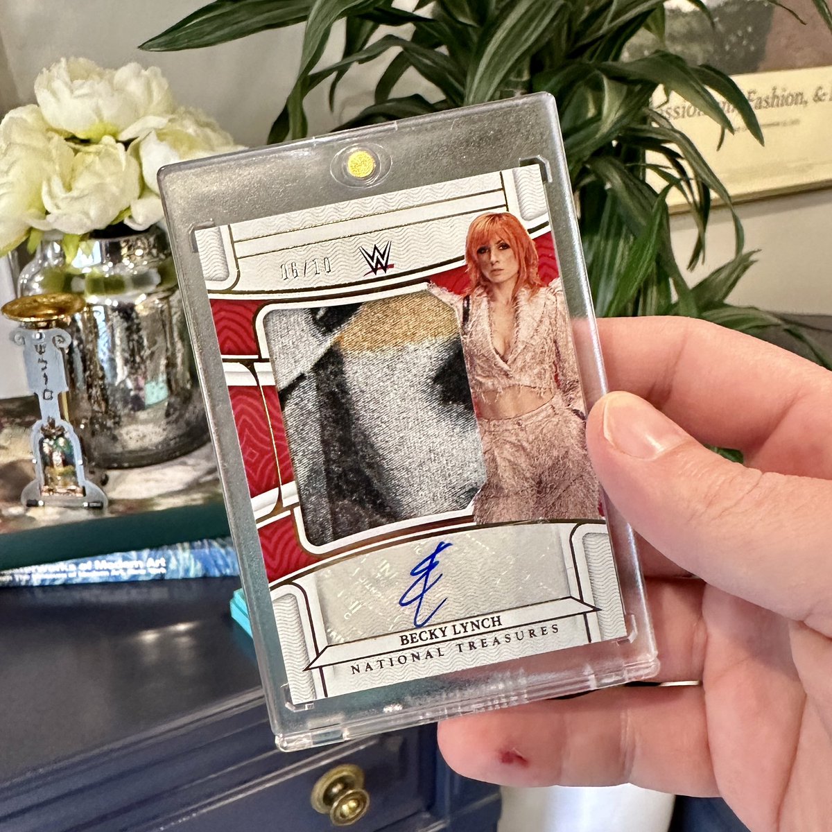Nice to pick up a three-color relic even if it’s upside down! 😝

#wrestlingcards #wwecards #wweprizm #panini #beckylynch #nationaltreasures #whodoyoucollect #thehobby