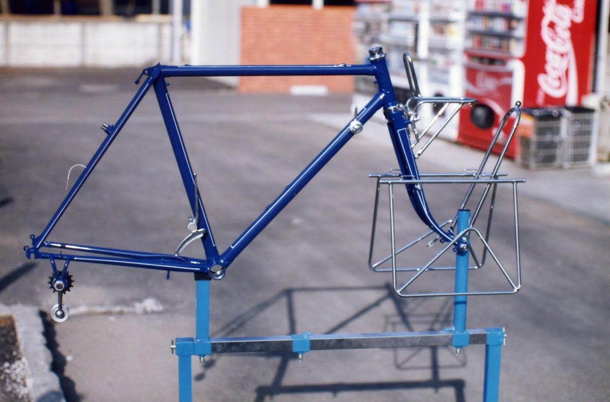 HiroseMuseum's tweet photo. 194
Hirose’s bicycle photo collection “シクロ車/ 廣瀬さんのアルバムより”

塗装から上がってきたばかりのフレームに、一部パーツを取り付けて撮影された写真です。
「シクロ」というのは使用されている変速機の名前。
キャリアとシフトレバーはヒロセ製と思われ、製作年代や撮影日時は不明です。 https://t.co/yICwBElD6n