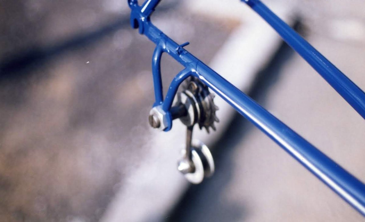 HiroseMuseum's tweet photo. 194
Hirose’s bicycle photo collection “シクロ車/ 廣瀬さんのアルバムより”

塗装から上がってきたばかりのフレームに、一部パーツを取り付けて撮影された写真です。
「シクロ」というのは使用されている変速機の名前。
キャリアとシフトレバーはヒロセ製と思われ、製作年代や撮影日時は不明です。 https://t.co/yICwBElD6n